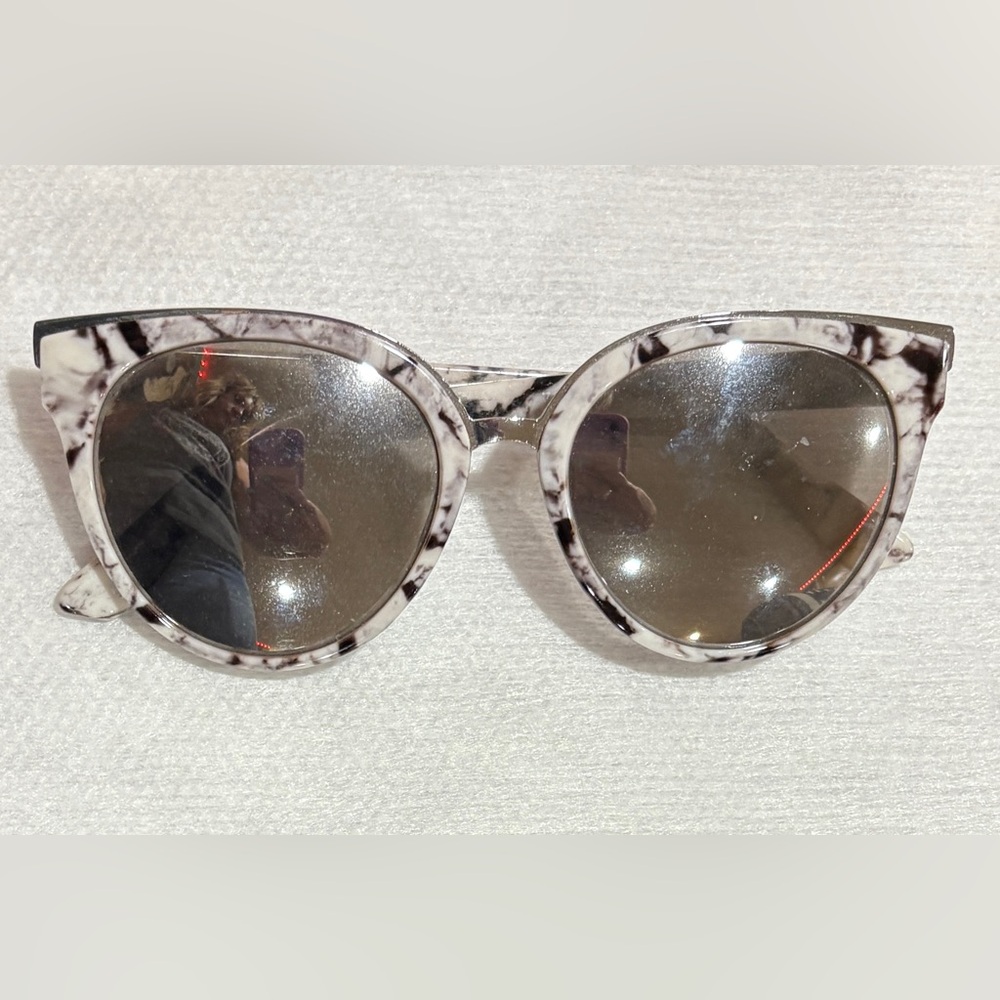 Gray Cat-Eye Sunglasses with Speckled Frame